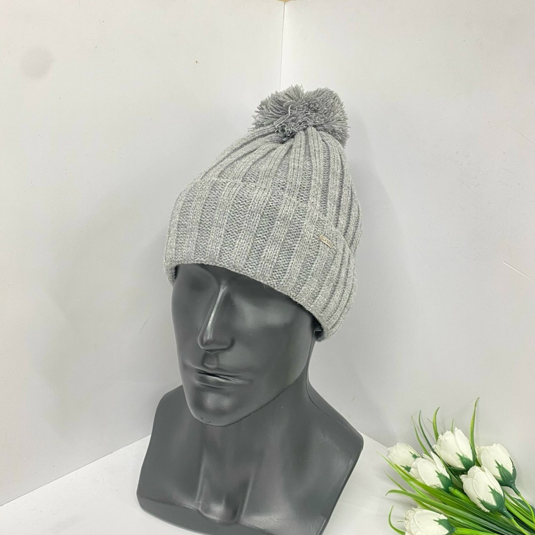 шапка женская,бежевая шапка,шапка вязаная,шапка с помпонами,шапка мужская вязаная