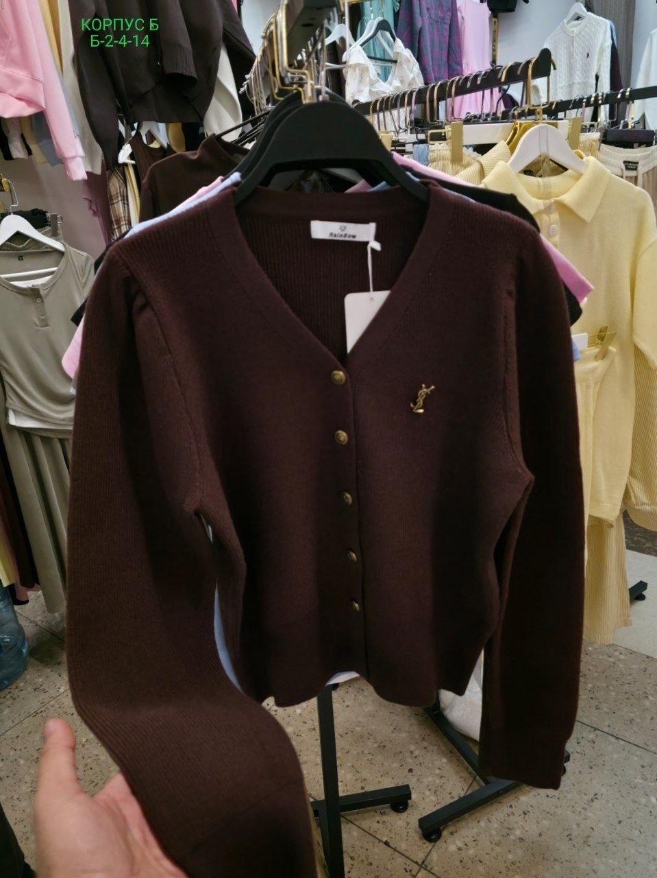 кардиган на пуговицах,женская кофта,модные кардиганы,бежевый кардиган,кардиган с брошью