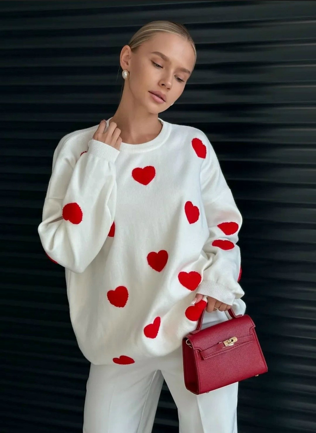 свитер с сердечками,джемпер трикотажный,модные свитера,джемпер с сердечками,свитер оверсайз с сердечками