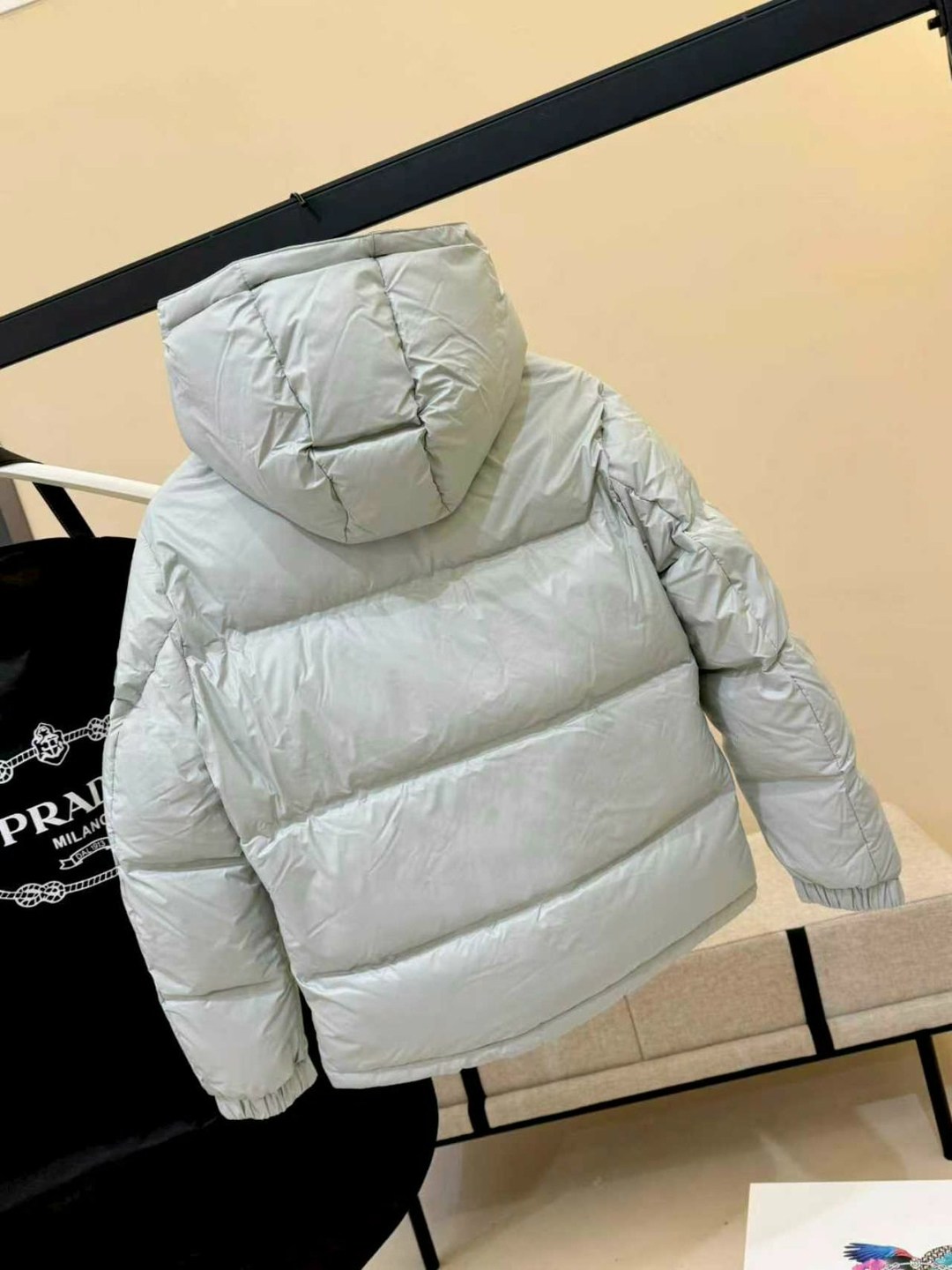 пуховик prada,модные пуховики,куртка пуховик,пуховик повседневный,куртка prada женская белая