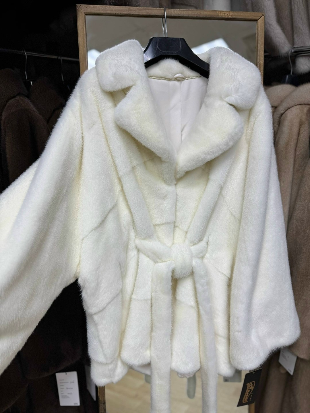 шуба норковая белая,шуба белая норка,белая шуба из норки,норковая шуба,шуба норковая летучая мышь