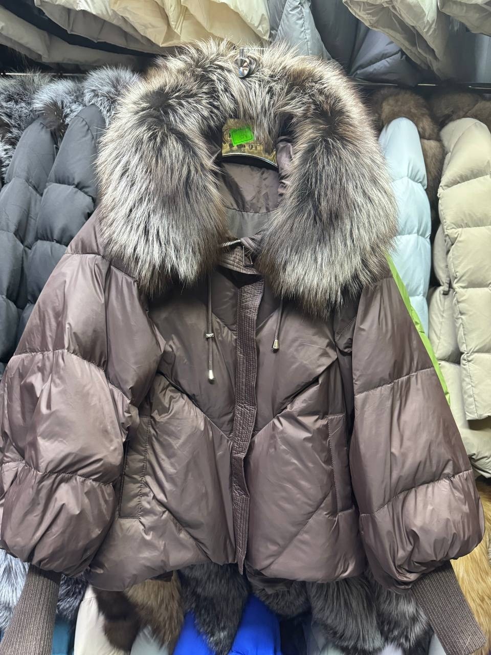 женские пуховики,пуховики с натуральным мехом,куртка пуховик с натуральным мехом,зимняя куртка пуховик,пуховик