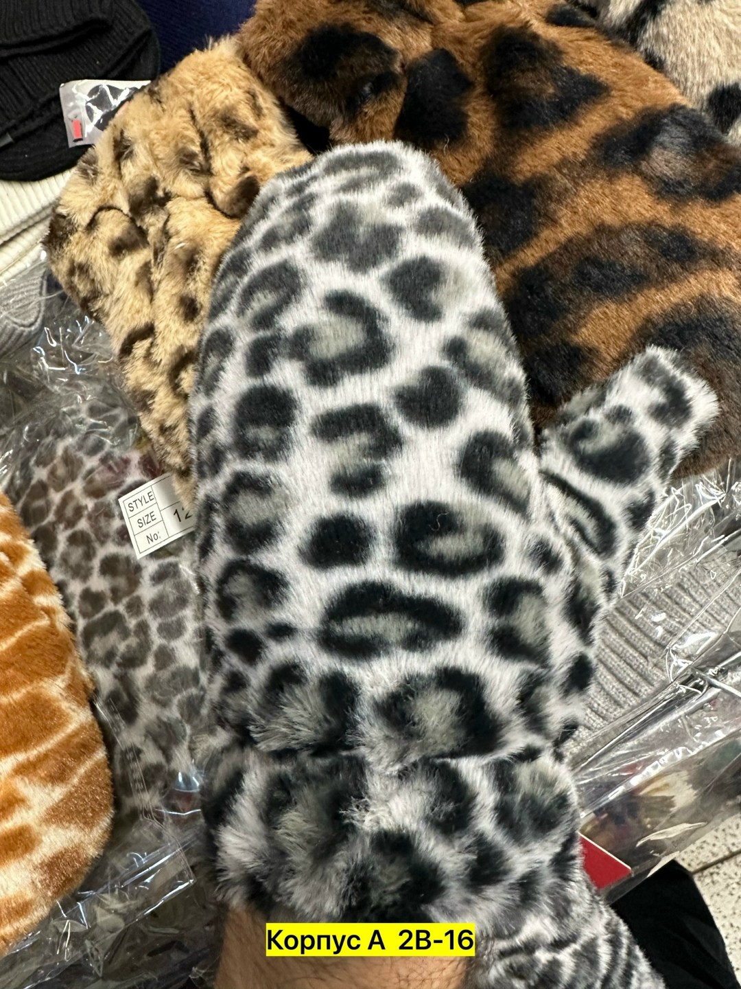 меховые варежки,варежки женские,модные варежки,перчатки и варежки,перчатки с леопардовым принтом