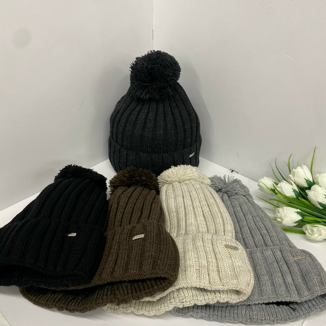 шапка женская,бежевая шапка,шапка вязаная,шапка с помпонами,шапка мужская вязаная