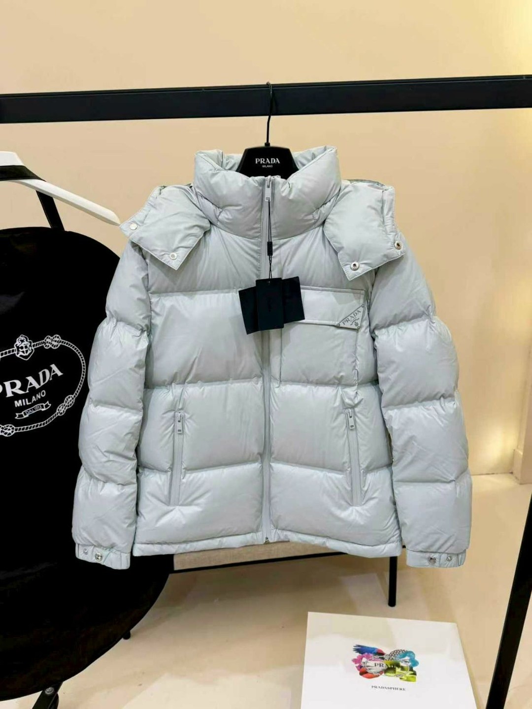 пуховик prada,модные пуховики,куртка пуховик,пуховик повседневный,куртка prada женская белая