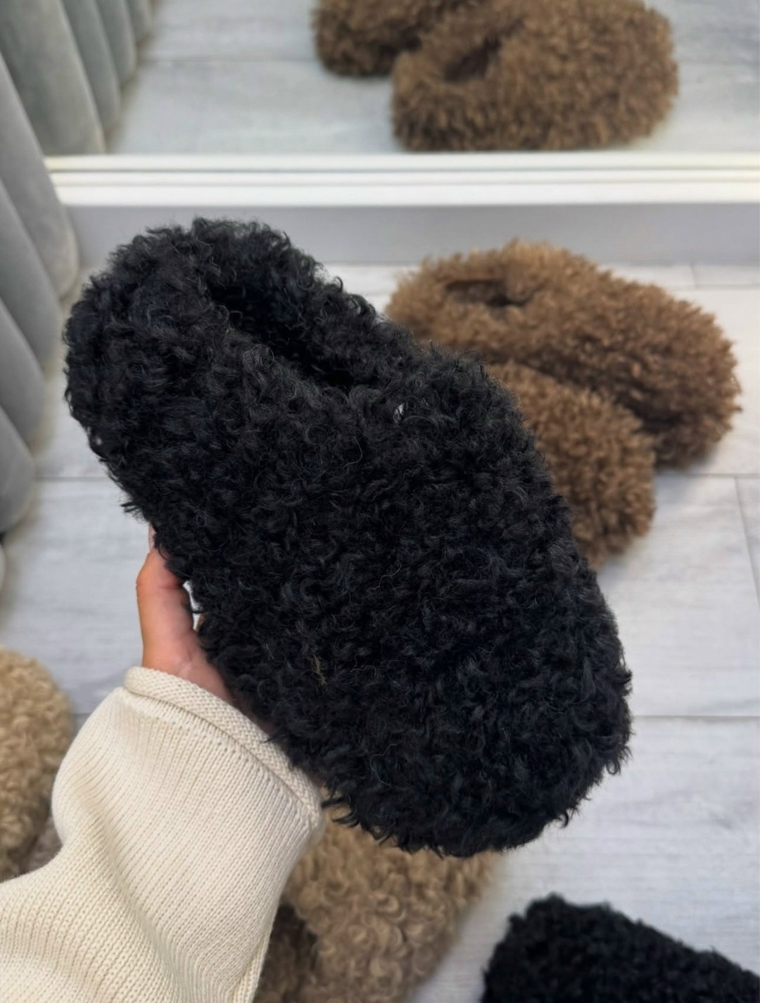 шлепки с мехом,меховые тапочки домашние,тапочки модные,меховые тапочки,тапочки из искусственного меха