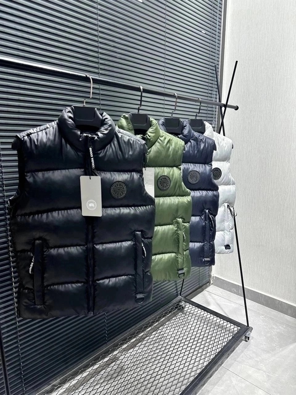 жилетка монклер оригинал,жилетка moncler,жилетка moncler мужская,жилет монклер мужской,жилет пуховый moncler