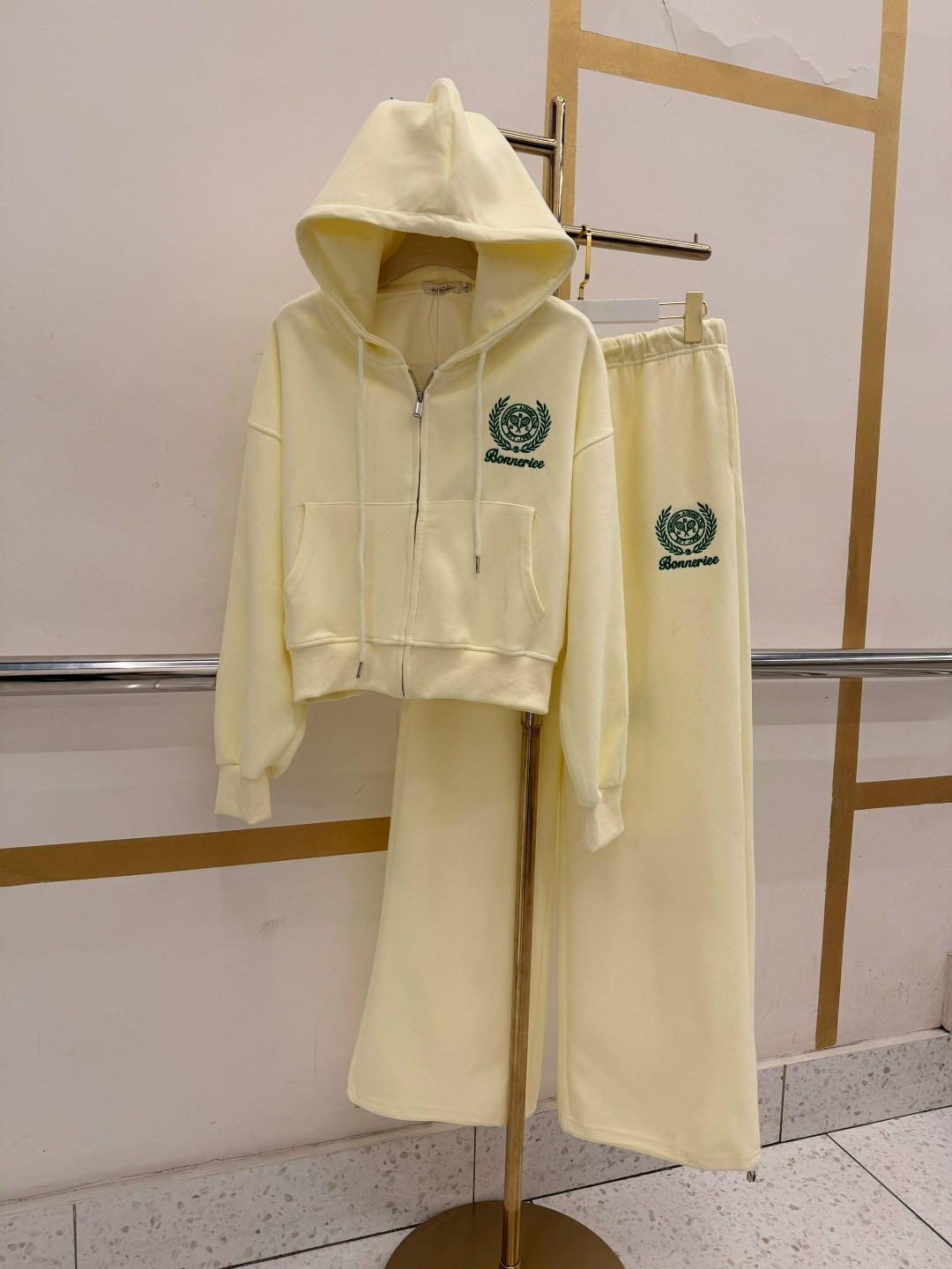 костюмы спортивные женский,спортивные костюм,костюм стильный,костюм голубой,женские костюмы