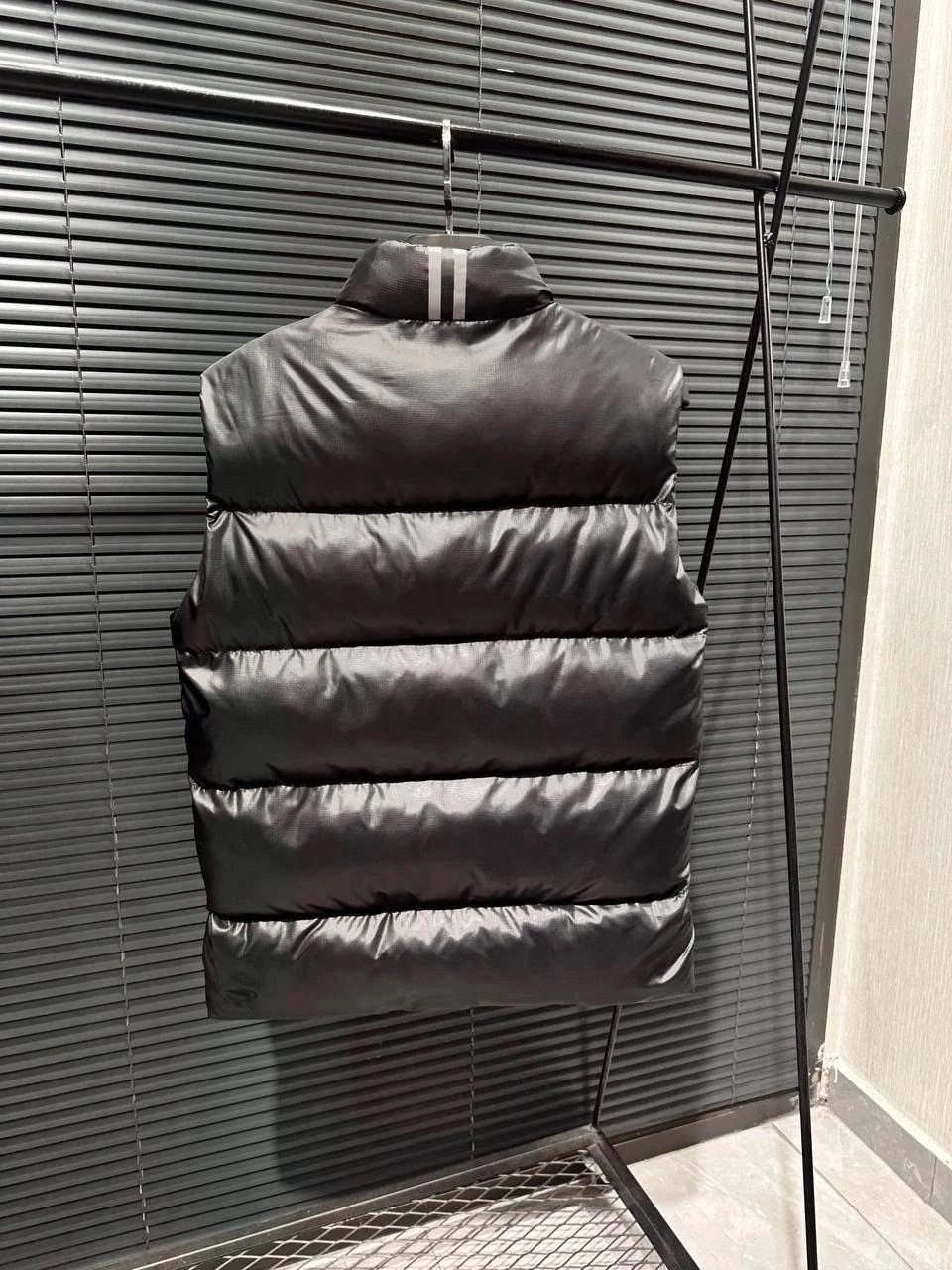 жилетка монклер оригинал,жилетка moncler,жилетка moncler мужская,жилет монклер мужской,жилет пуховый moncler