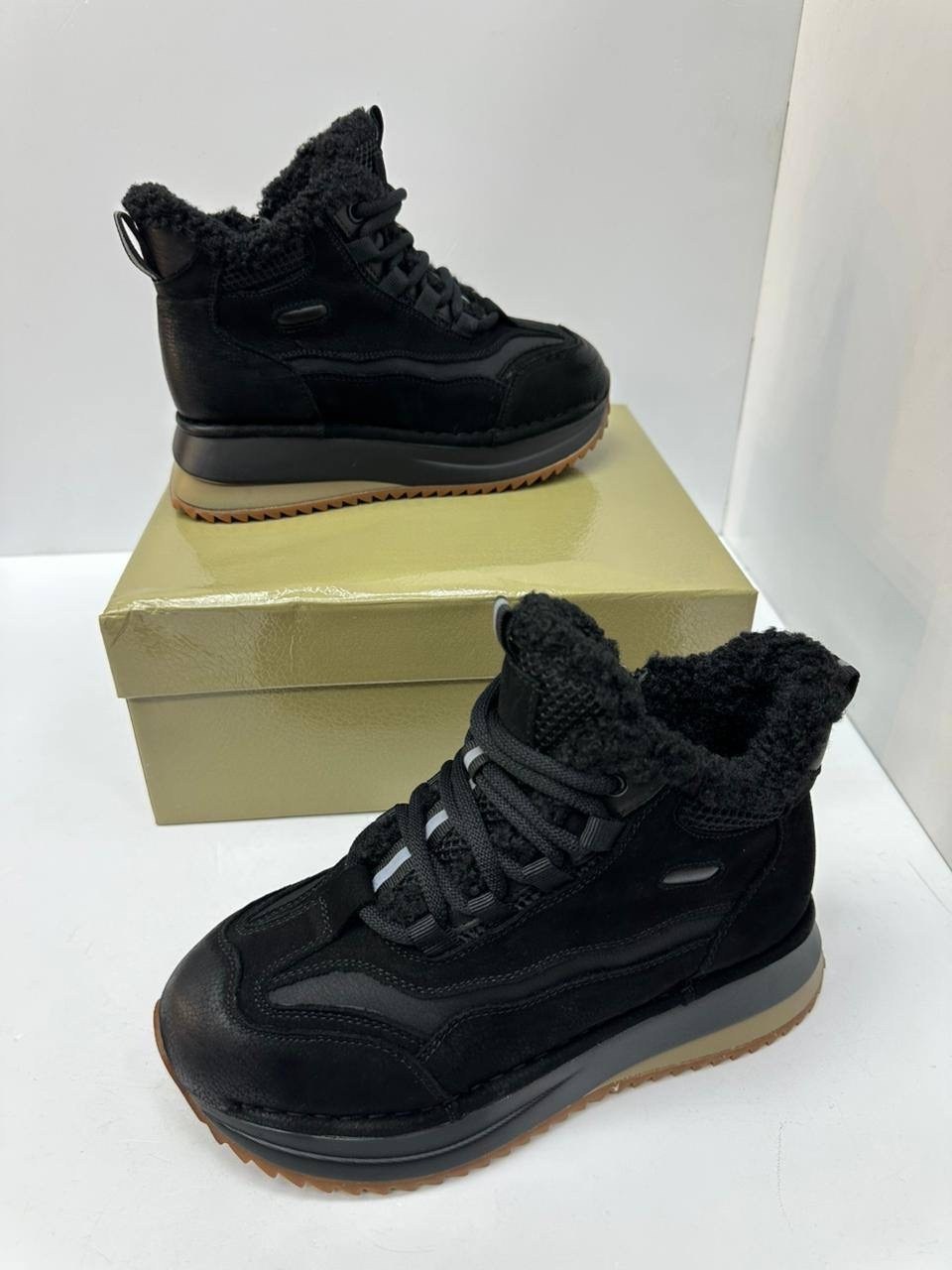 ,спортивная ,зимняя ,модные кроссовки,женская