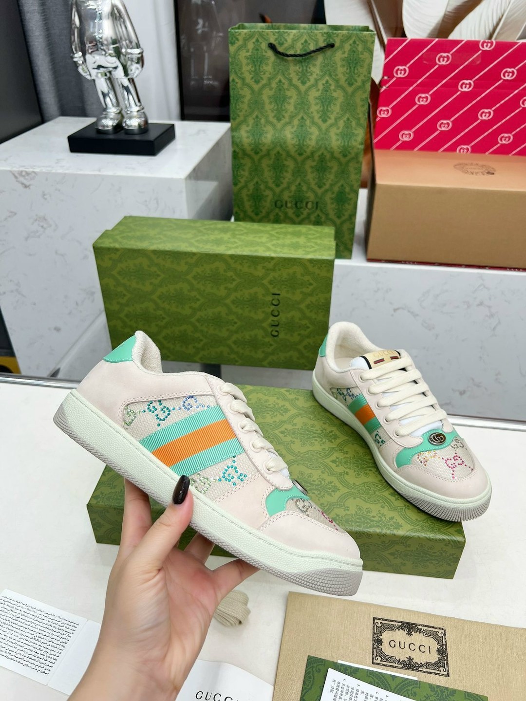 gucci кроссовки,кроссовки gucci женские,кожаные кроссовки gucci screener,кеды гуччи образ,кеды gucci