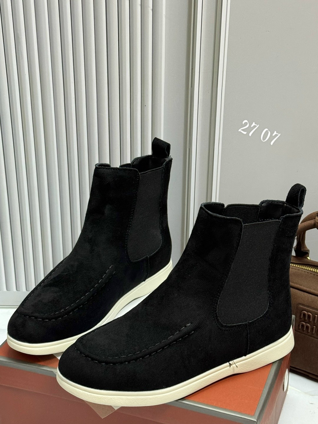 ,ботинки loro piana,замшевые ботинки,ботинки замшевые челси,замшевые ботинки brunello cucinelli