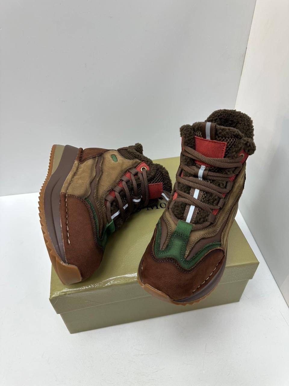 ,спортивная ,зимняя ,модные кроссовки,женская