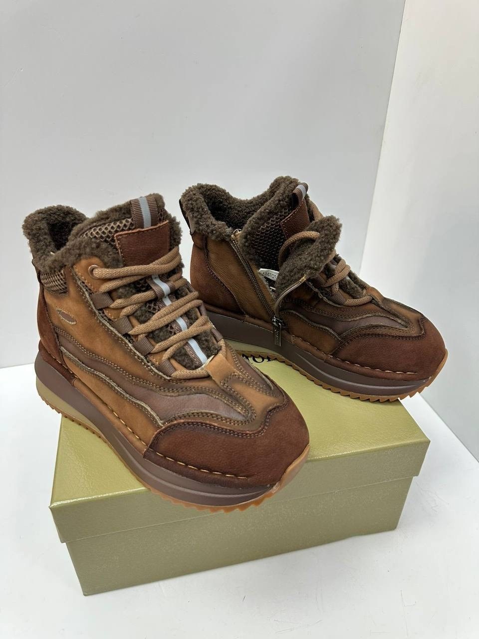 ,спортивная ,зимняя ,модные кроссовки,женская