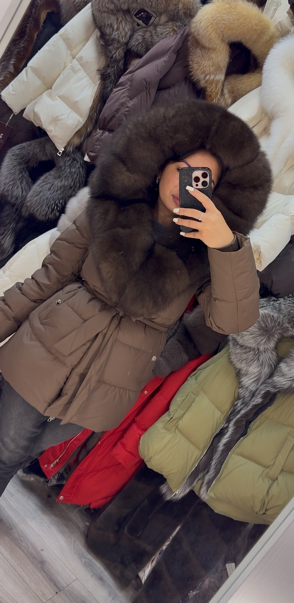 пуховики с мехом,пуховики с натуральным мехом,зимняя куртка пуховик,зимние куртки,пуховик женский