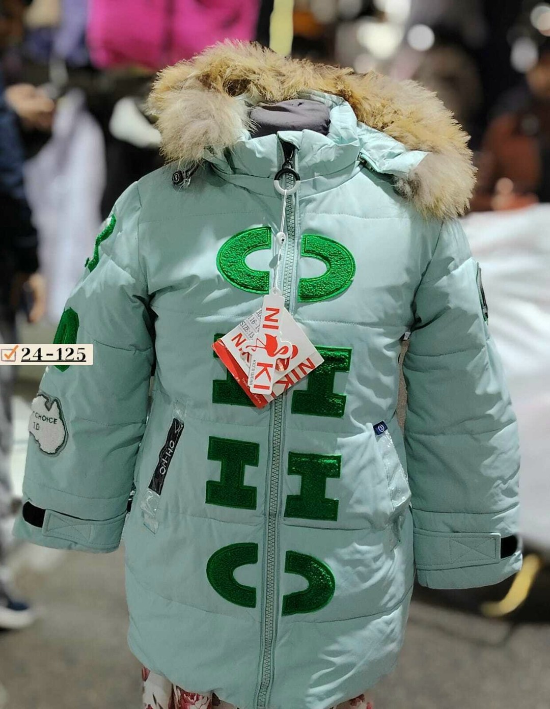 мальчик лепит снеговика,дети лепят снеговика,снеговик на прогулке,ребенок,зима снеговик