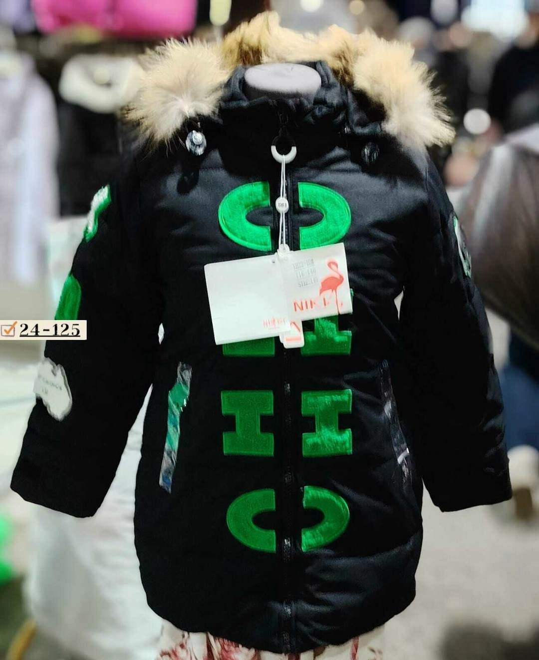 мальчик лепит снеговика,дети лепят снеговика,снеговик на прогулке,ребенок,зима снеговик