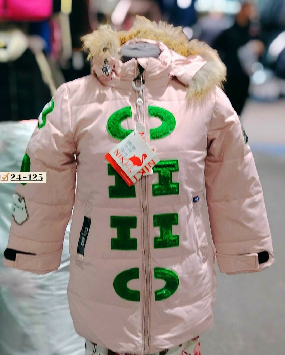 мальчик лепит снеговика,дети лепят снеговика,снеговик на прогулке,ребенок,зима снеговик