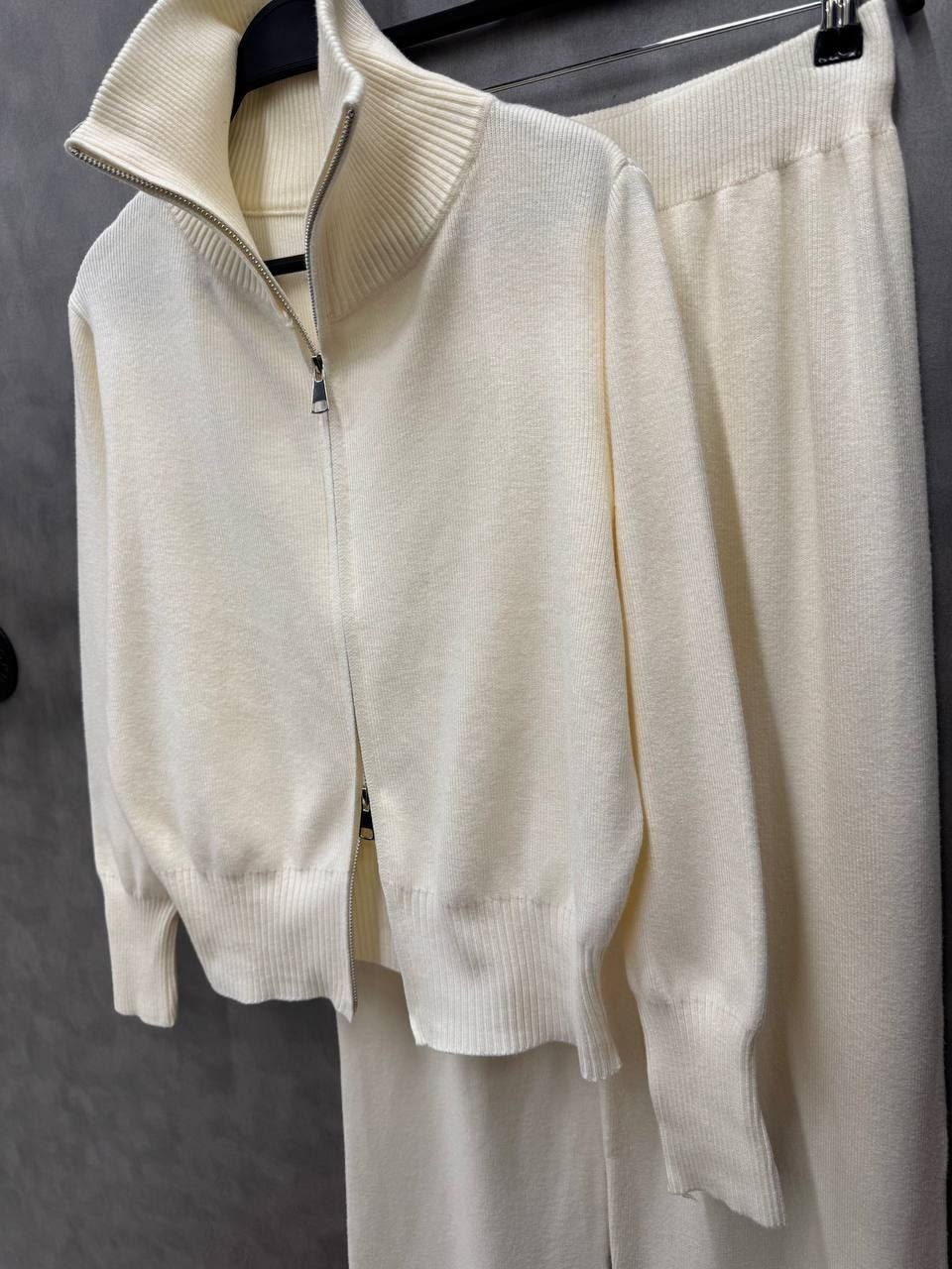 трикотажные костюмы,костюм белый,костюм молочный,повседневный костюм,вязаные костюмы