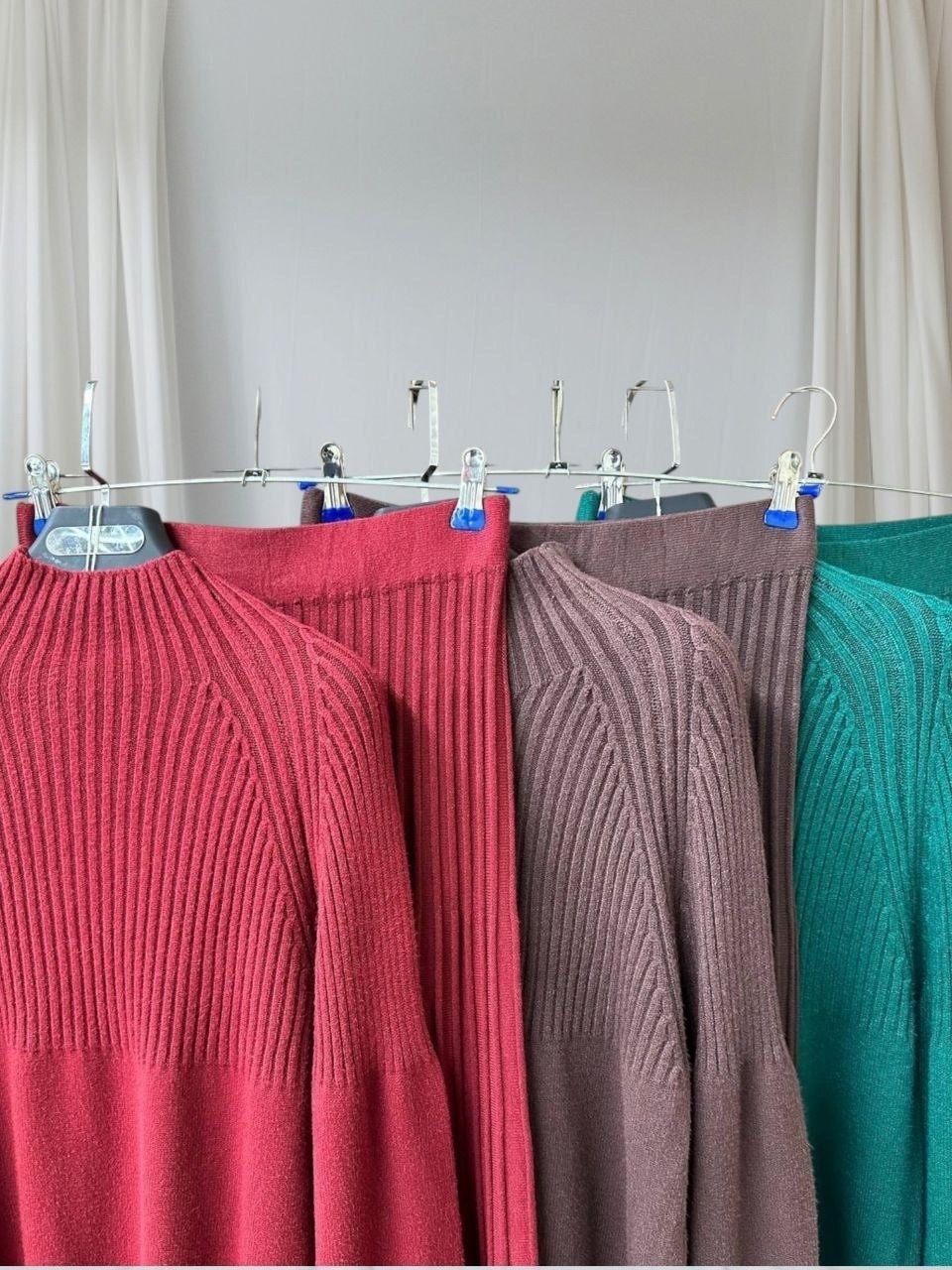 трикотажный костюм с плиссированной юбкой,трикотажный костюм с юбкой плиссе,вязаный костюм с юбкой,костюм с юбкой плиссе,костюм с юбкой плиссе вязаный