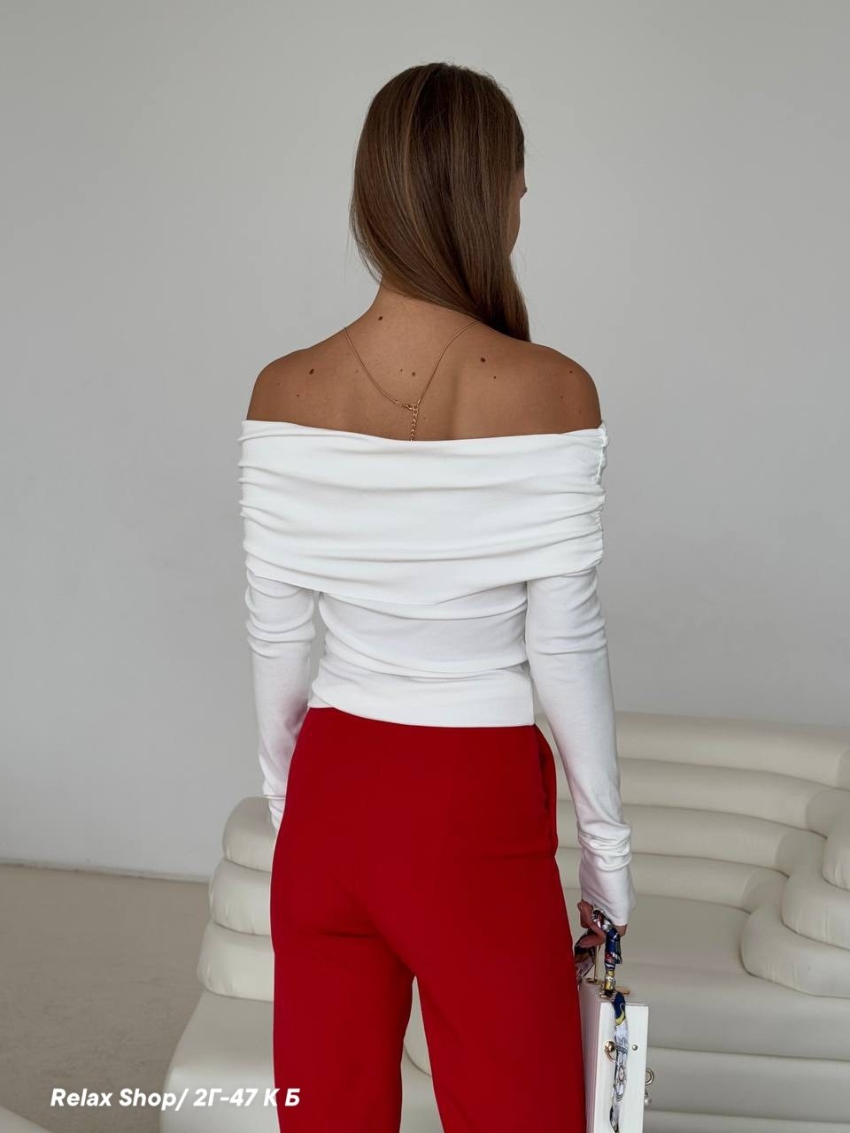 ,лонгслив с открытыми плечами,джинсы широкие,женские джинсы