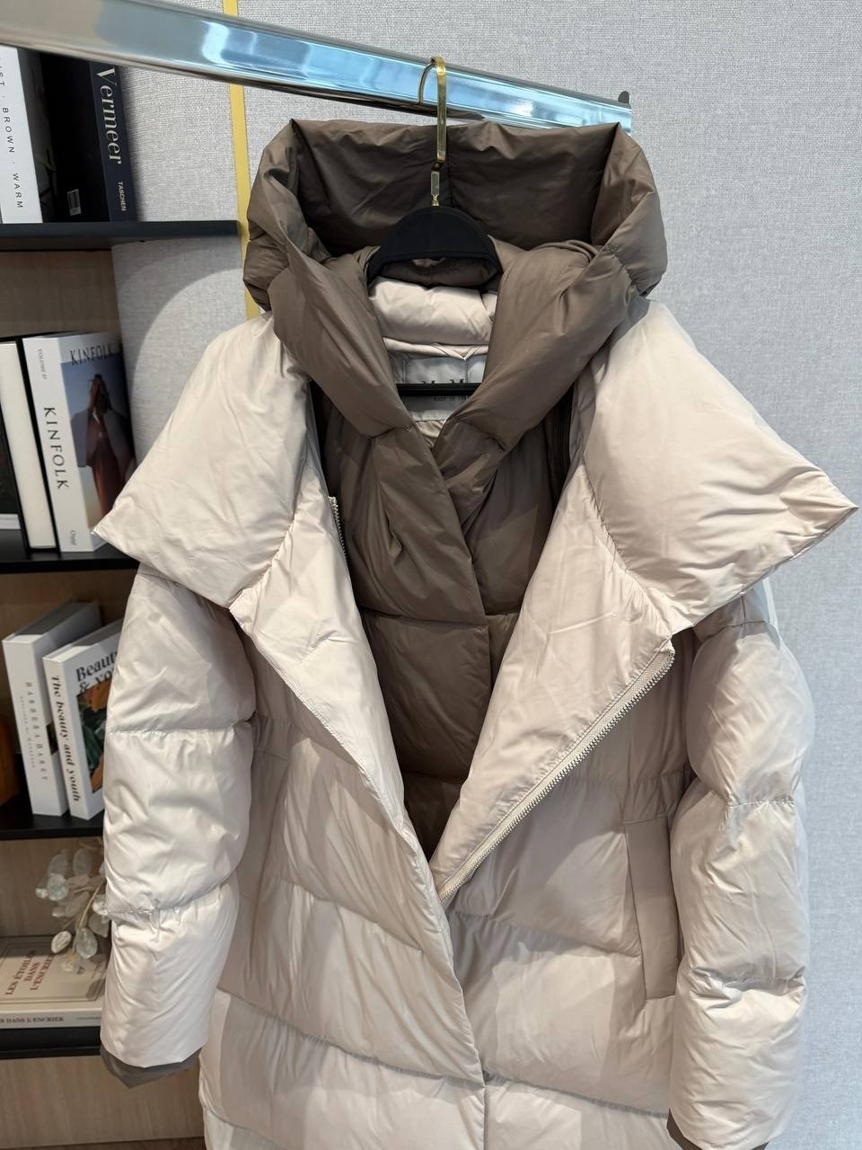 стильные пуховики,бежевый пуховик,длинные пуховики,пуховик,пуховик двухсторонний