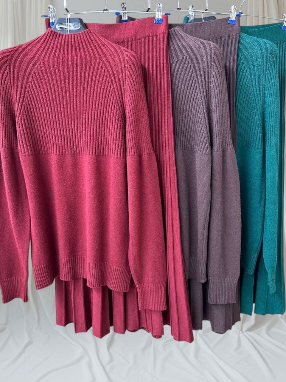 трикотажный костюм с плиссированной юбкой,трикотажный костюм с юбкой плиссе,вязаный костюм с юбкой,костюм с юбкой плиссе,костюм с юбкой плиссе вязаный