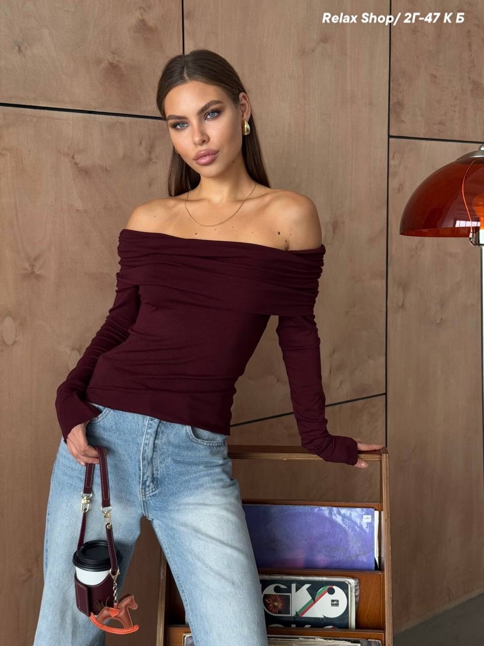 ,лонгслив с открытыми плечами,джинсы широкие,женские джинсы