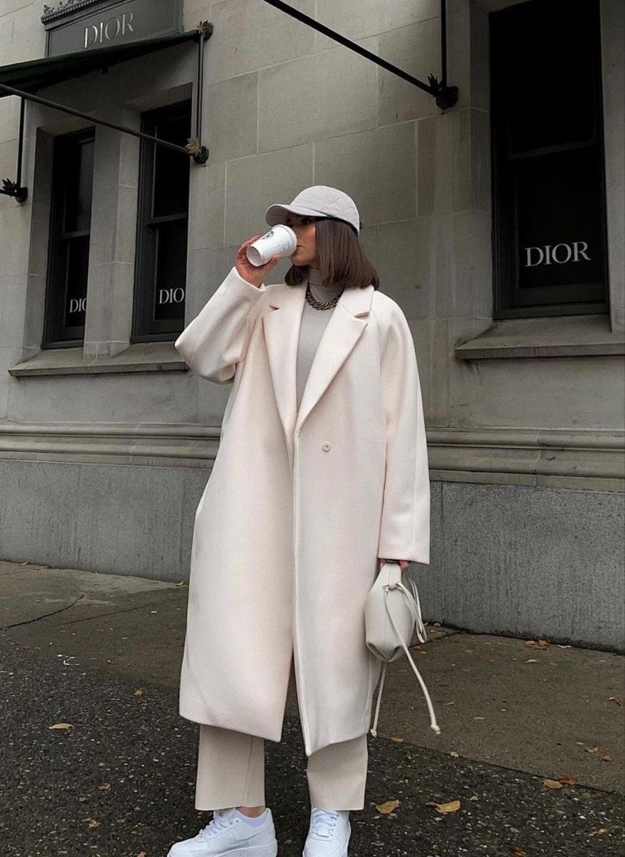 стильное пальто,белое пальто оверсайз,пальто модное,пальто оверсайз,образы с пальто