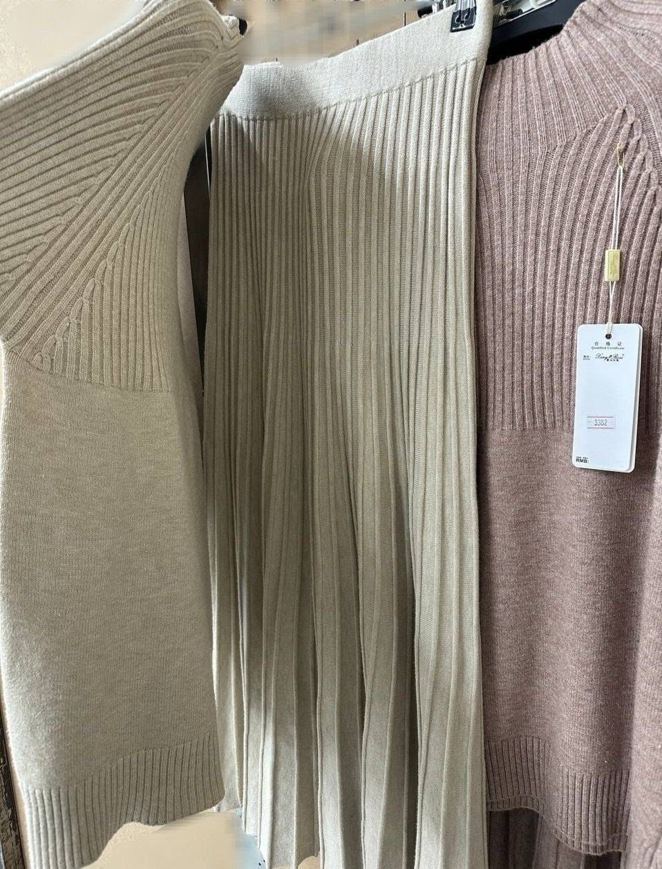 трикотажный костюм с плиссированной юбкой,трикотажный костюм с юбкой плиссе,вязаный костюм с юбкой,костюм с юбкой плиссе,костюм с юбкой плиссе вязаный