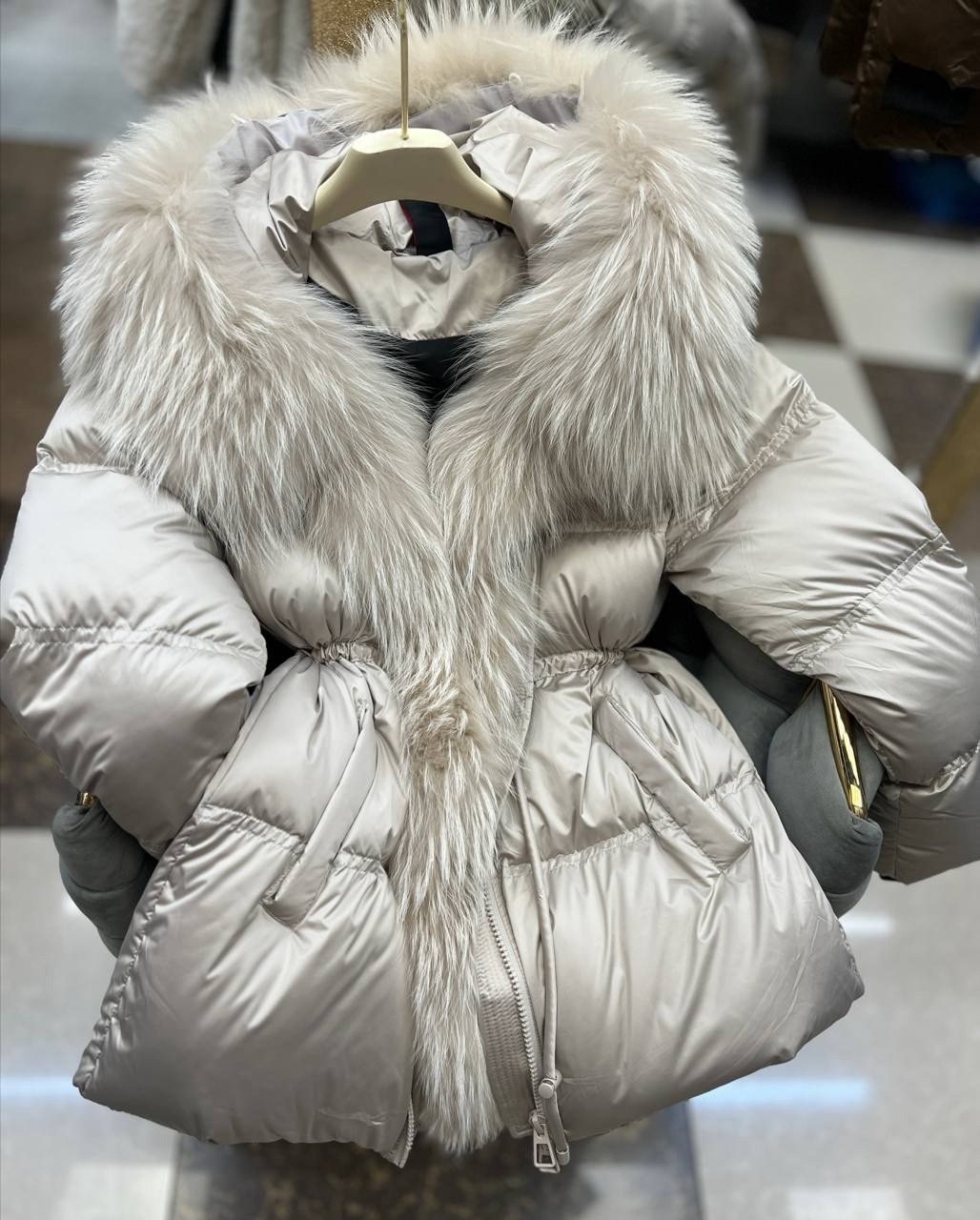 женские пуховики,пуховик с меховым воротником,женский пуховик с меховым воротником,женский пуховик с воротником из натурального меха,пуховики с мехом