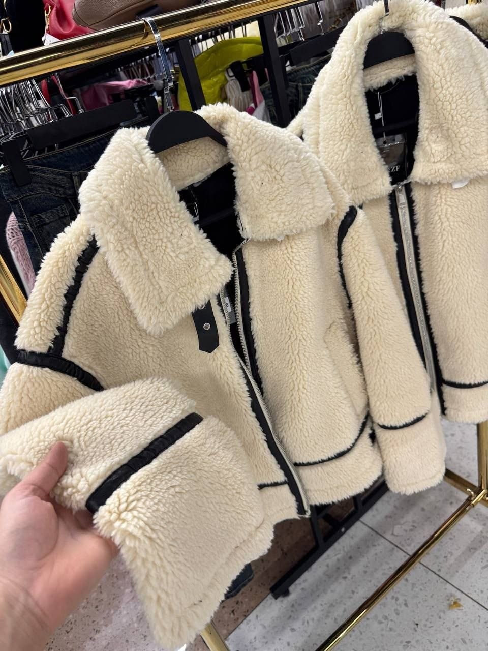 куртка барашек,плюшевая куртка,стильная дубленка,белая куртка,куртка
