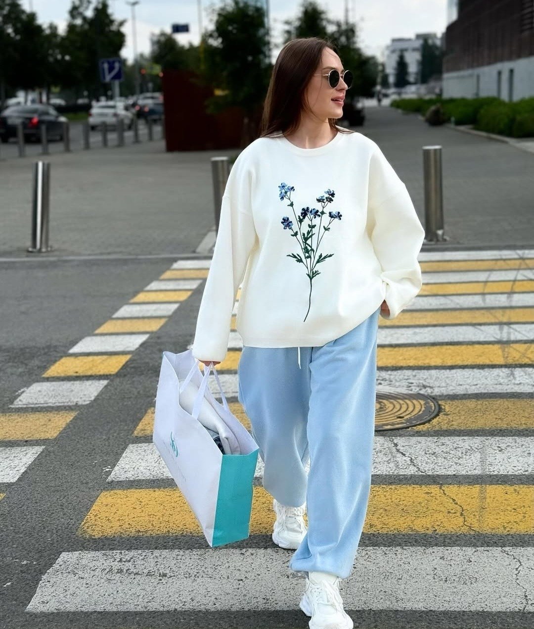 свитшот стиль,свитшот женская,голубой свитшот,повседневный свитшот,стильный свитшот