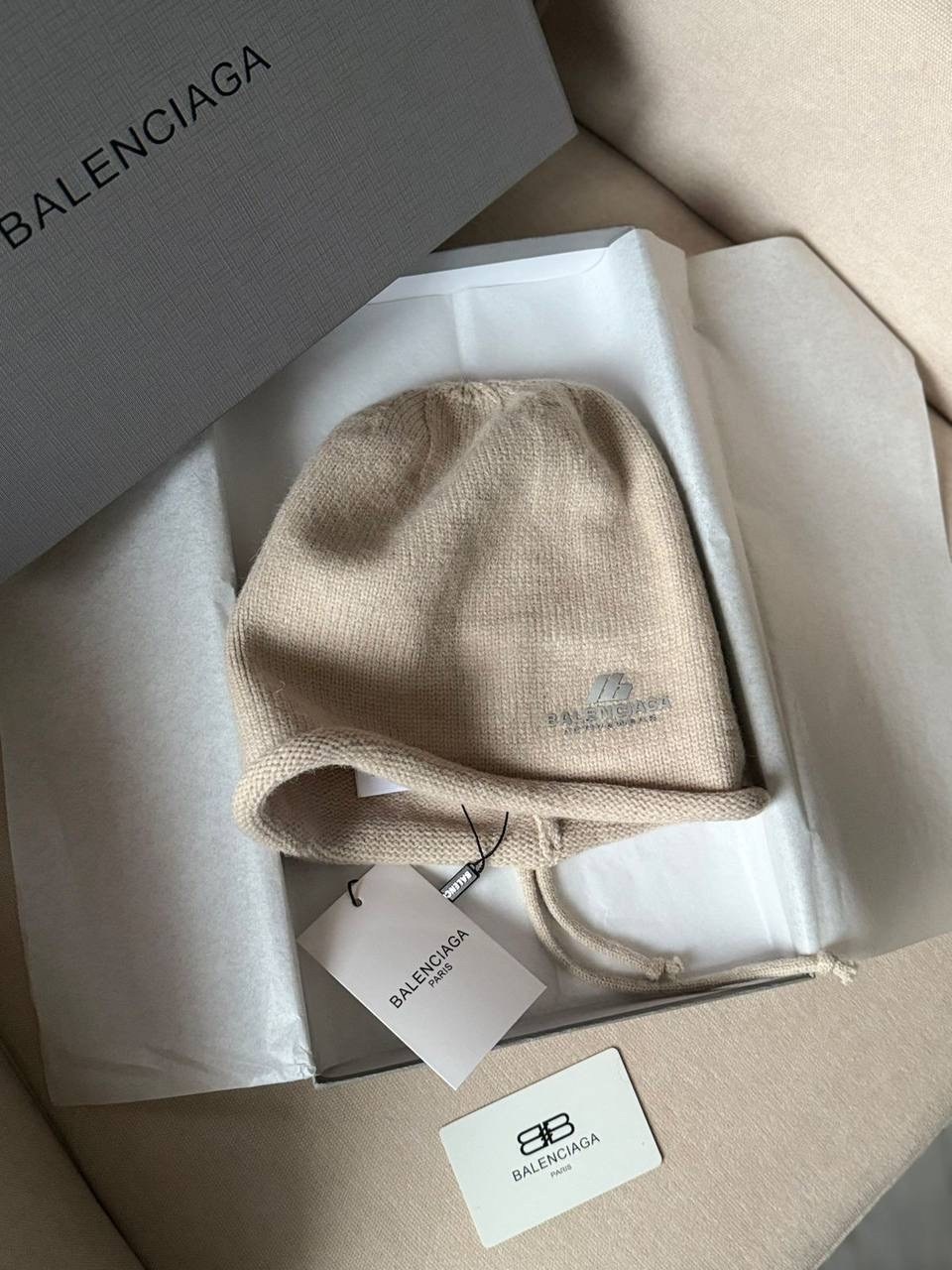 шапка balenciaga,шапка бини,баленсиага оверсайз,брендовые шапки,модная шапка