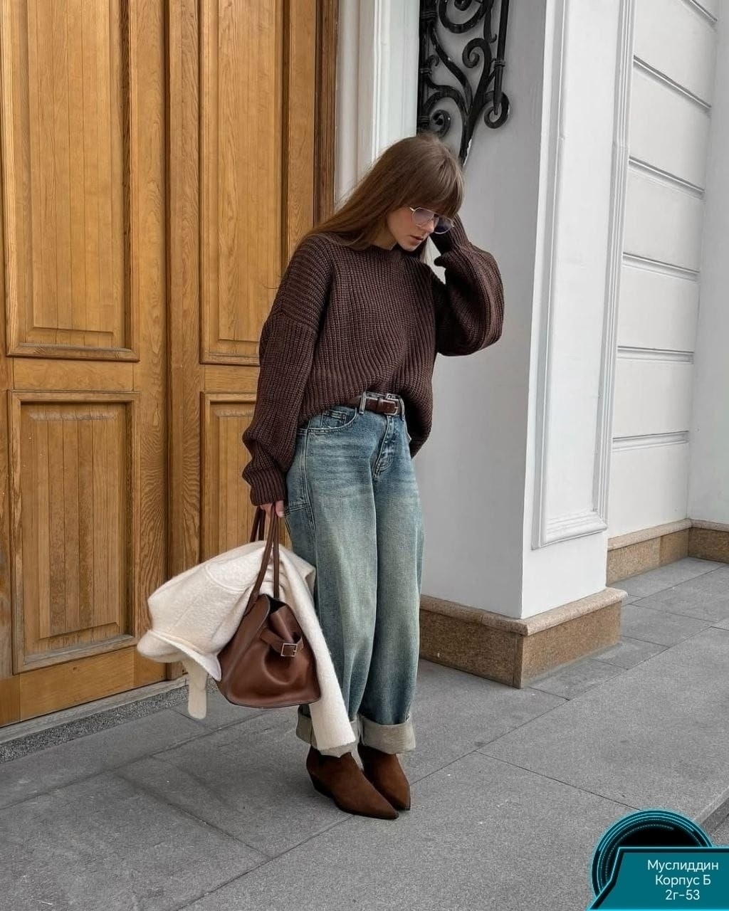 женский свитер оверсайз,свитер модный,коричневый свитер,образ со свитером