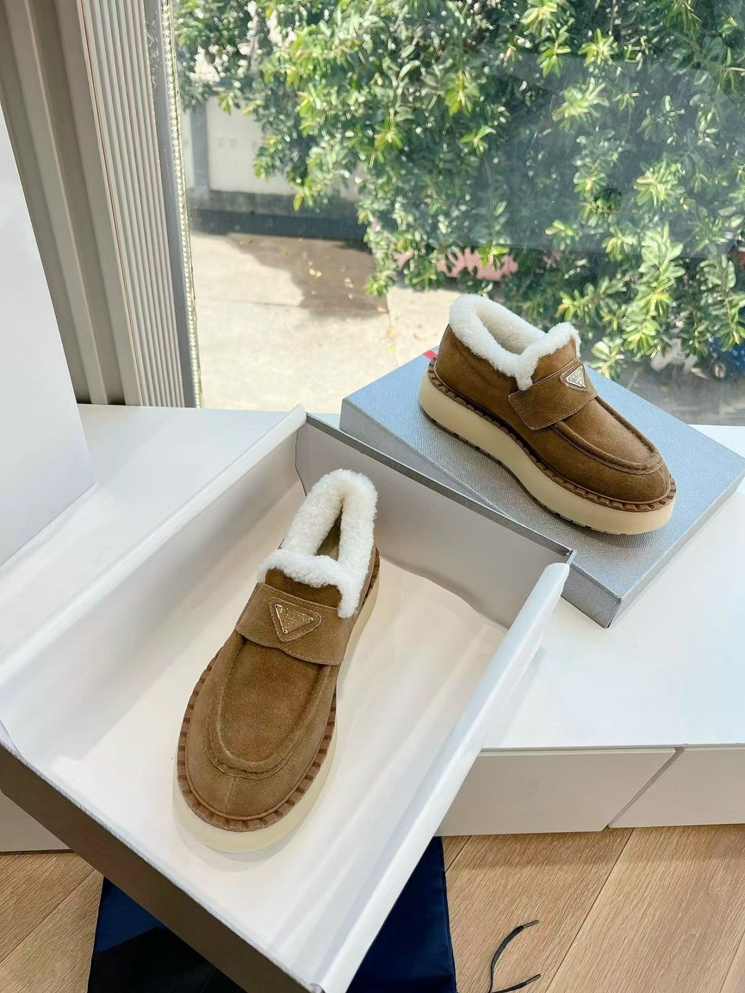 меховые лоферы,,ботинки с мехом,лоферы prada suede,лоферы зимние женские