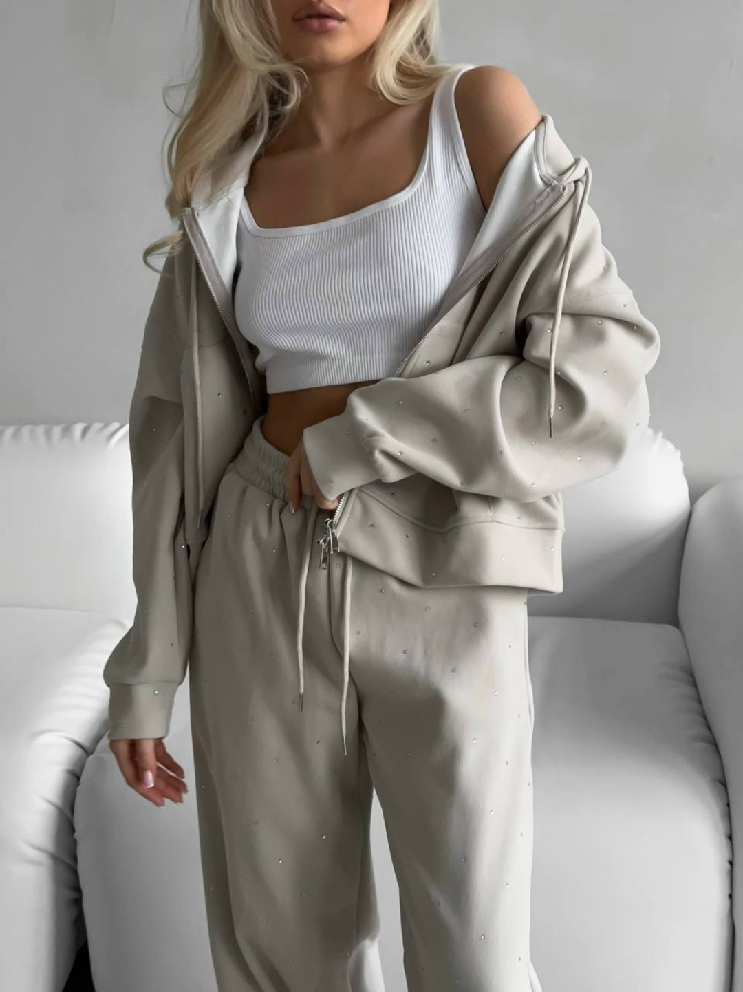 костюмы спортивные женские,бежевый костюм,женские костюмы,костюмы спортивные,серый костюм женский