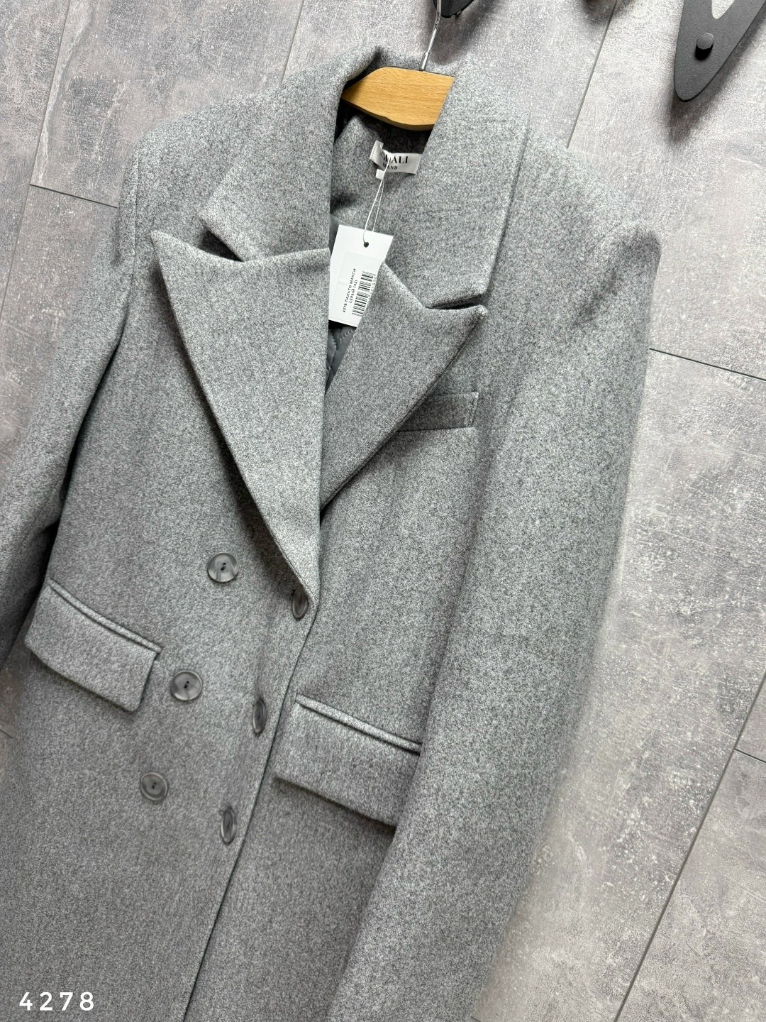 образ с серым пальто,серое пальто,стильное пальто,модное пальто,шарф к светло серому пальто