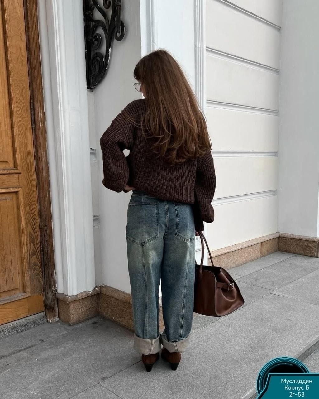 женский свитер оверсайз,свитер модный,коричневый свитер,образ со свитером