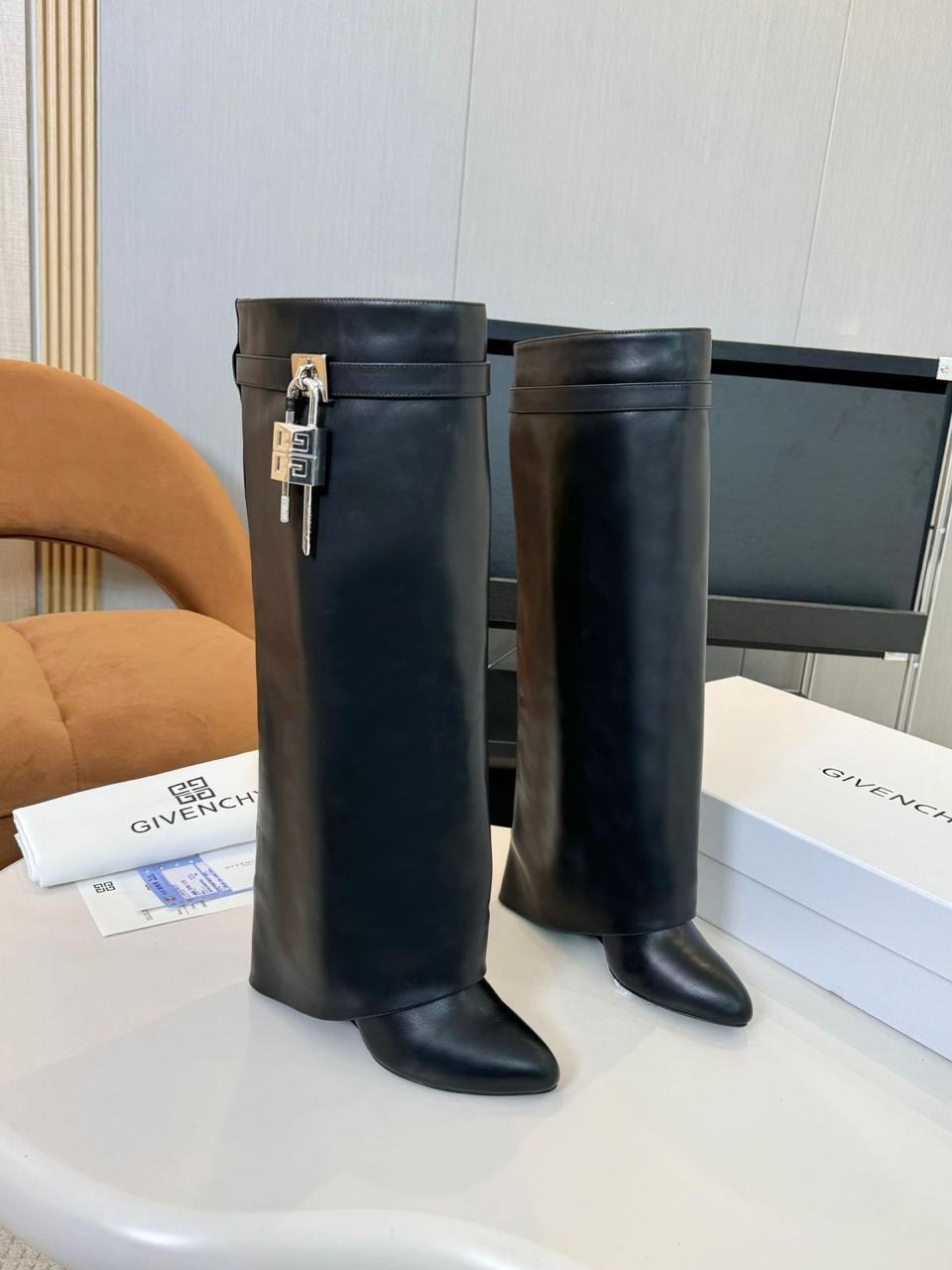 женские сапоги,,сапоги на шпильках,кожаные женские сапоги,сапоги трубы