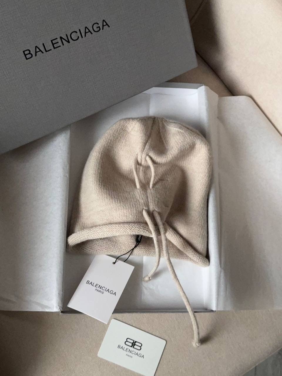 шапка balenciaga,шапка бини,баленсиага оверсайз,брендовые шапки,модная шапка