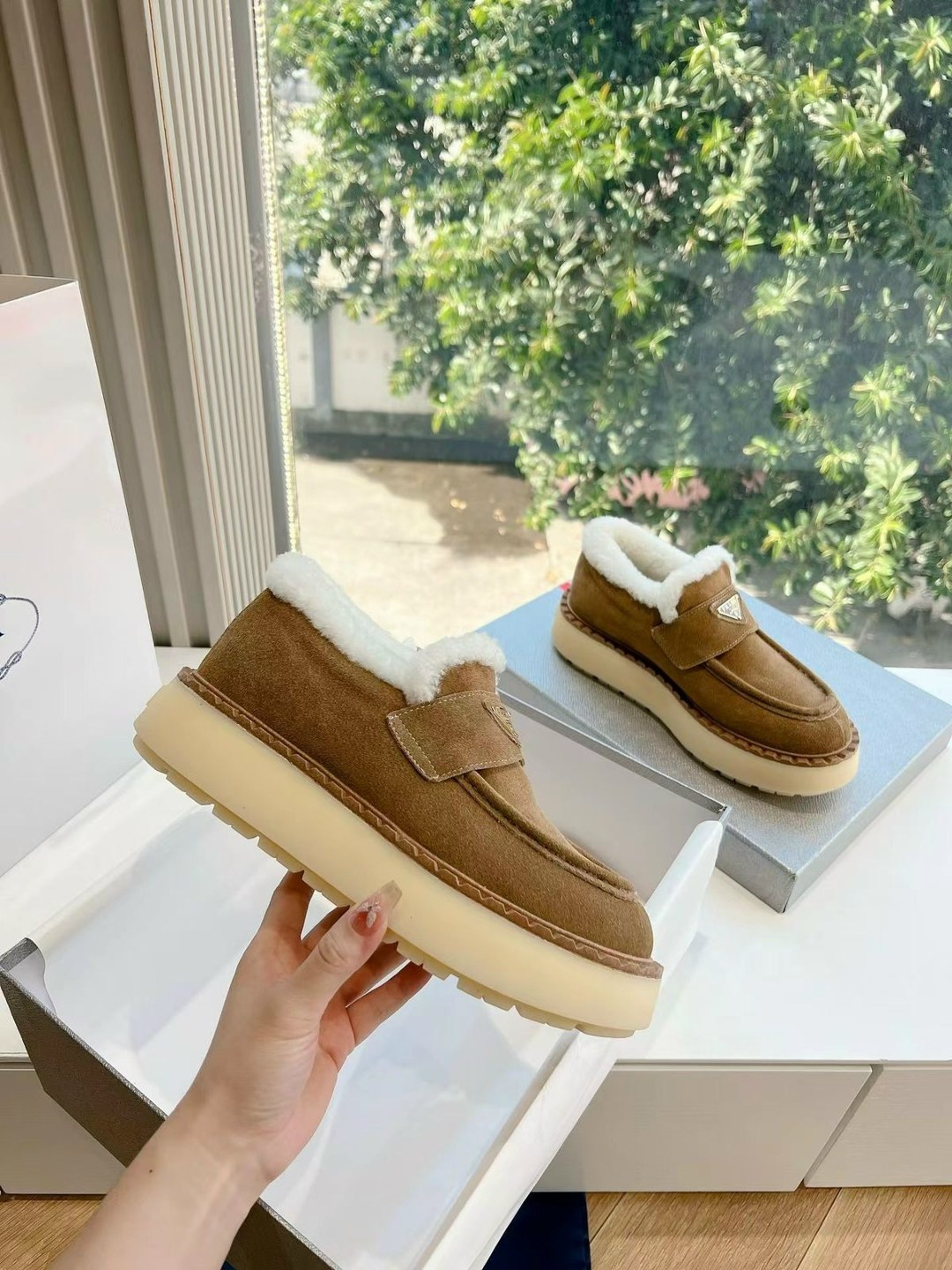 меховые лоферы,,ботинки с мехом,лоферы prada suede,лоферы зимние женские