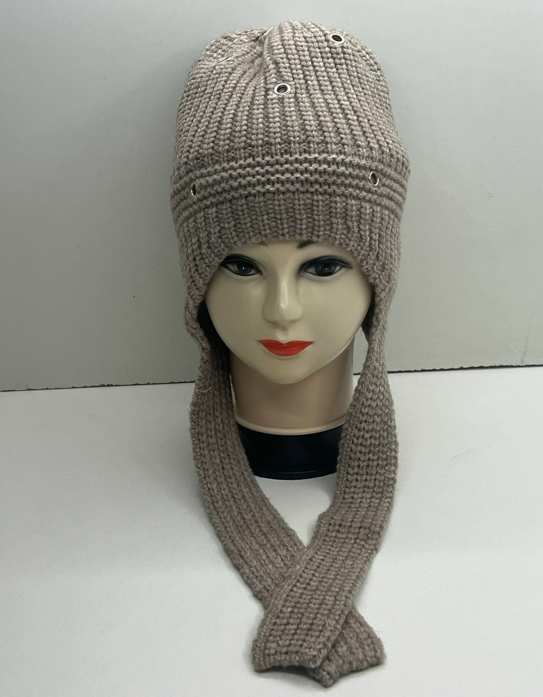 шапка женская,вязаная шапка женская,шапка для девочек,шапка женская на флисе,шапка с завязками зимняя