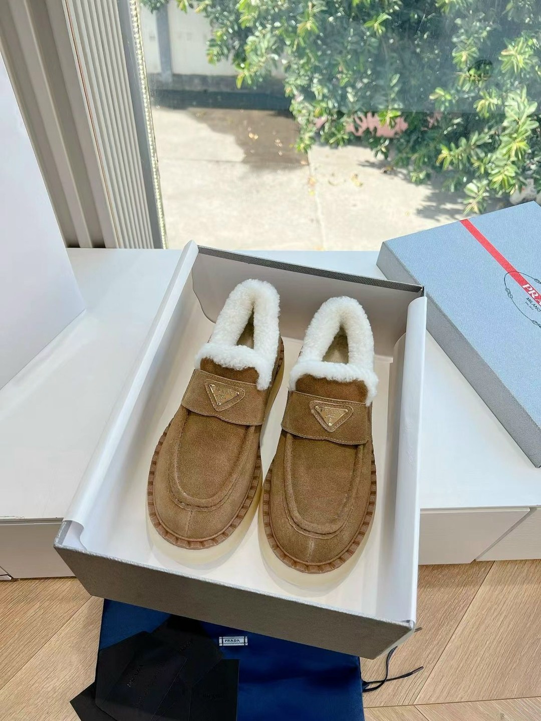 меховые лоферы,,ботинки с мехом,лоферы prada suede,лоферы зимние женские