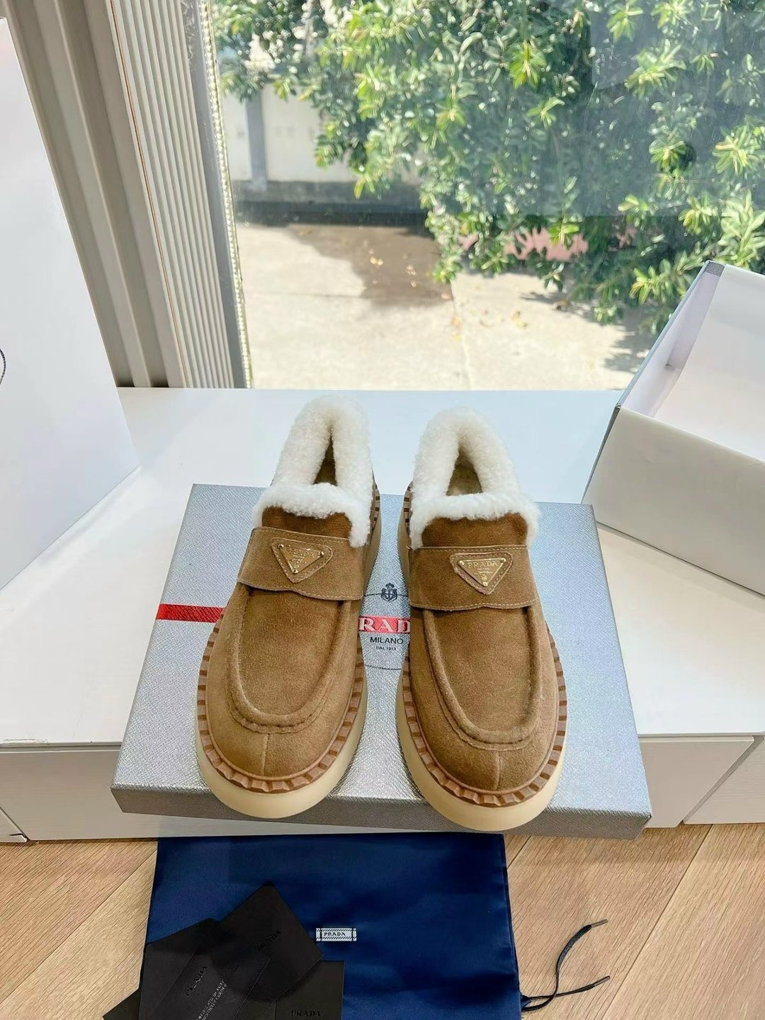 меховые лоферы,,ботинки с мехом,лоферы prada suede,лоферы зимние женские