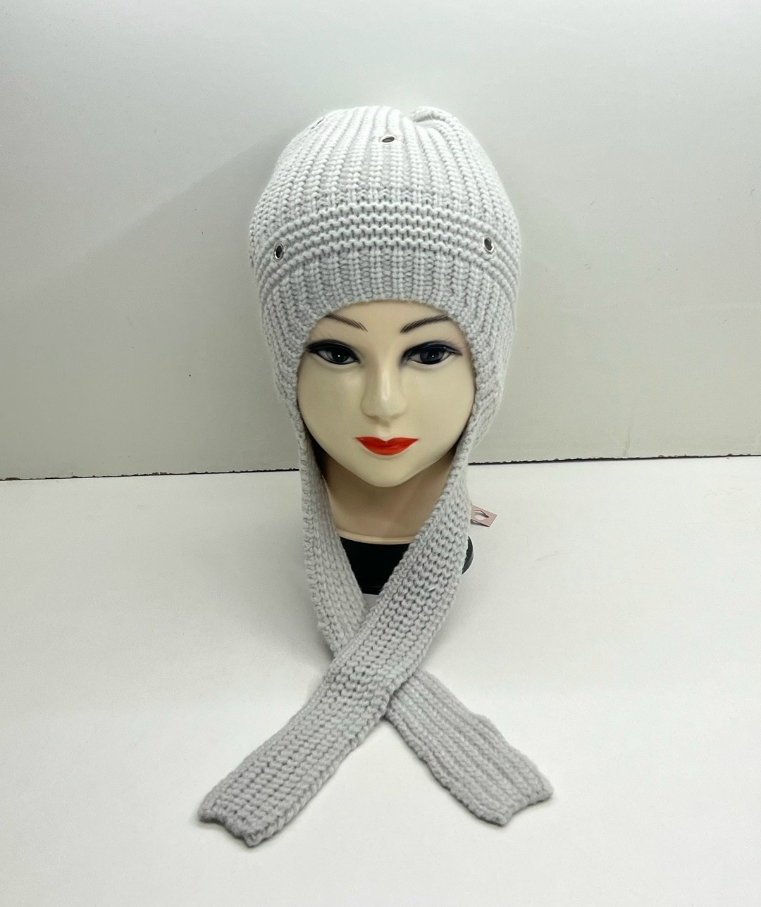 шапка женская,вязаная шапка женская,шапка для девочек,шапка женская на флисе,шапка с завязками зимняя