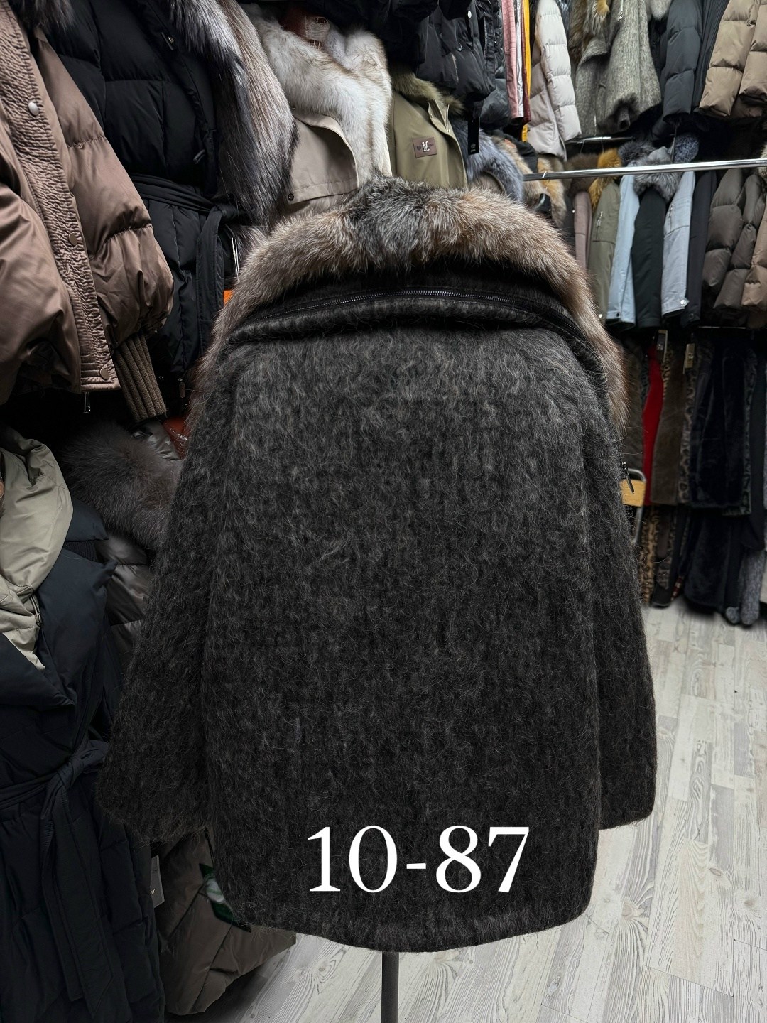 куртка с мехом,пуховики с мехом,пальто с воротником,шуба чернобурка,искусственная шуба