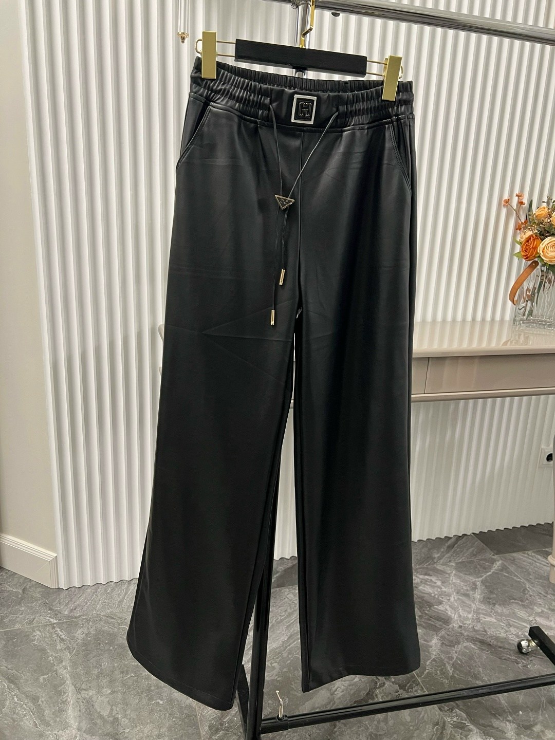 брюки модные,кожаные брюки,модные свитера,брюки из экокожи