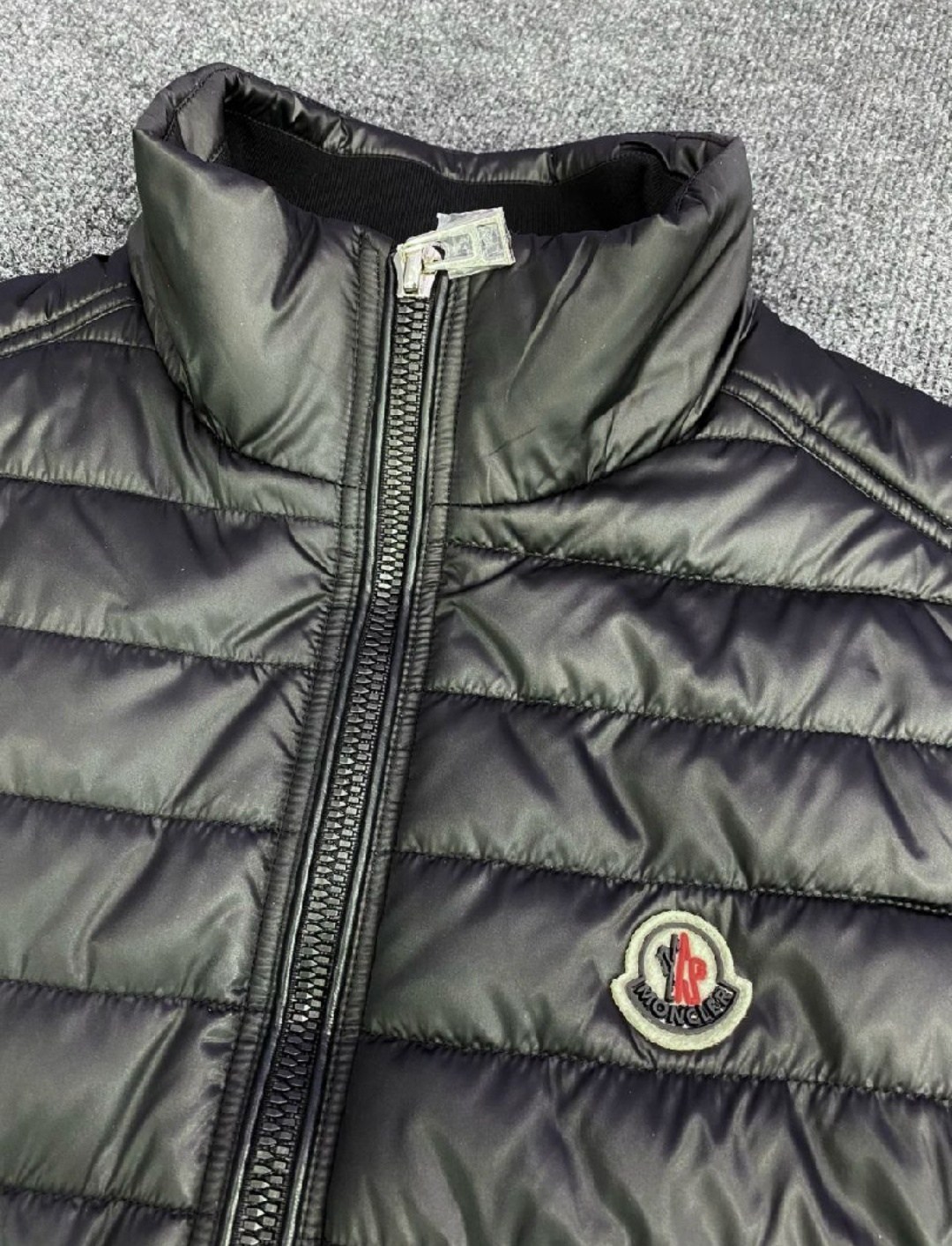 жилетка хуго босс,жилетка армани мужская,жилетка moncler мужская,жилетка безрукавка мужская,жилетка