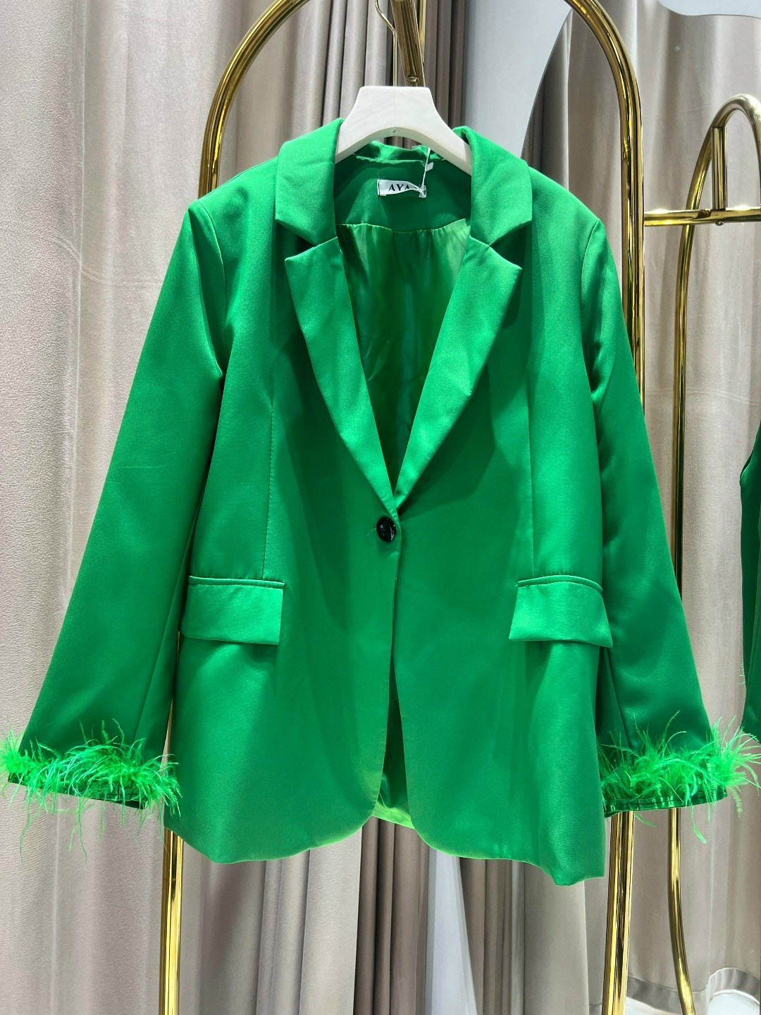 пиджак с перьями,зара блейзер зеленый,брючный костюм с перьями,зеленый пиджак,жакет с перьями
